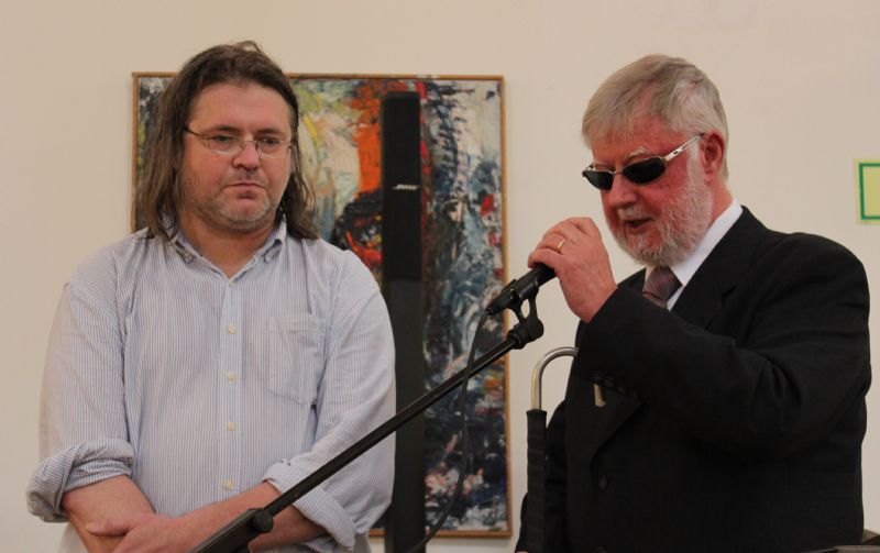 Magnus Alkarp mottar stipendiet av Bo Östen Svensson i Uppsala 2013.